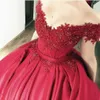 Arabe Dubaï Robe De Bal Rouge Foncé Robes De Mariée Hors De L'épaule Col En V Robes De Mariée En Satin Appliques De Dentelle Perlée Longue Robe De Mariée Corset Grande Taille Robe De Mariee