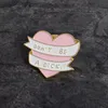 Fashion Pink Heart -broches Grappige emailbrochespelden Email Love sieraden Fit rugzak jas trui hoed jassen accessoires voor vrouwelijke liefhebbers zomerjuwelen