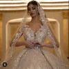 2022 Luxus glitzernde goldene Pailletten Brautkleider mit V-Ausschnitt Brautkleider Arabisch Dubai Ärmellos Falten Vintage Kathedrale Zug Brautkleid nach Maß BC14073