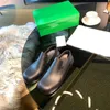 2022 Mulheres foscas lisadas sandálias de entupimento de borracha de borracha Sapatos de estilista Slingback Selpher Shoes Slides de estilos de calcanhar leve Itália