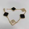 Armband Classic Designer Charm Fashion 4 Leaf 18K Onyx Rostfritt stål Enkelt utsökt högkvalitativt guld Silver Rose Gold