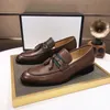 Masculino clássico de vestido masculino Sapatos masculinos 2022 Marca de moda elegante casamento formal Sapatos de couro genuínos Men escorregarem no escritório Oxford Shoes Tamanho 38-45 Mkjkk0001