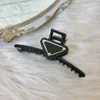 Clips de cheveux Fashion Femmes Elegant Black Hollow Geometric Metal Hair Claw Vintage Boudge Band Accessoires Hair Hair5932607