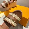 2022 sommaren tjocksuliga sandaler klassiska populära vattenbordsväska hampa rep stil ihåligt vävt halm guld spänne mode delikat.