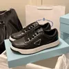 Top Luxury Designers Sneakers Boots Skateboard Skor Andas Mesh Läder Dam Komfort Sport Metall Triangel Omformad krage och häl Förbättrad passform Storlek 35-41