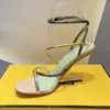 Sandali con tacco in metallo per designer di lusso da donna Scarpe da sera a fascia stretta in vera pelle Moda di alta qualità Abbinamento di colori Sandalo da donna con tacco alto da 9,5 cm