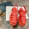 Son Tasarımcı Sandalet Köpük Kauçuk Sandal Kadın Platformu Slaytlar Üçgen Metal Terlik Yuvarlak Toe Retro Soafers