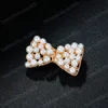 Elegant guldfärg bowknot simulerad pärla brosch lapel stift för kvinnor modeklänning kappa koftan broscher bröllop smycken gåva