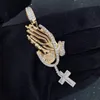 Hip Hop Mosiądz Iced Out Micro Pave CZ Modlenie Ręce Krzyż Wisiorek Naszyjnik Urok Dla Mężczyzn Kobiety