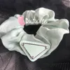 Acessórios de moda de borracha de design clássico P Marca do triângulo com letra colorida de seda bandas de caba