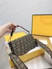 Kvinnors väska brun designer mode lyxig stor mini baguette väska 2f mönstrad dekorativ metalllogotyp med låda