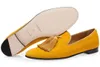 Gelbe schwarze Kuh-Wildleder-Herren-Loafer mit Quastenfransen-Slip-on-Herren-Hochzeitskleid-Schuhen für männliche Oxfords