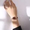럭셔리 여성 여성 시계 디자이너 방수 한국 스타일 간단한 레트로 가벼운 틈새 트렌드 기질에 누인 가죽 스트랩 소녀 시계 학생 크리스마스 선물 lle