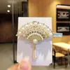 Korea Elegant Pearl Fan-formade hårklipp Rhinestone Hairpins Barrettes Hönsvagnar Hårkläder Kvinnor Sidhårnålsmycken Tillbehör