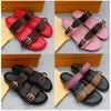 2021 Hoogwaardige modeontwerper Slippers Sandalen Zomer Flats Sexy Leather Platform Shoes Ladies Beach