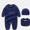 Conjunto 2022 PCs Infant 3 Hat Bib Rompers Designer Invista para meninos Meninos Recém -nascidos Roupas de bebê Criança