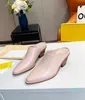 2022 Toppmode kvinnor mule tofflor i duk spets designer glider vit svart rosa marinbeige rött gummibotten platt sandaler sommar dam