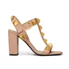 여자 디자이너 샌들 하이힐 드레스 신발 스터드 스터드 특허 가죽 뾰족한 발가락 엿보기 섹시 스틸레토 힐 레이디 매트 리벳 펌프 상자 크기 42와 평평합니다.