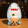 Kawaii Boba Plush Toys Shark Pchany Niedźwiedź zwierzęcy Plushies Bubble Cat Sofble Doll Herbata Puchar Polar Niedźwiedź Niedźwiedź dla dzieci Prezent urodzinowy