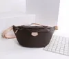 Designers Lyxiga Midjeväskor Cross Body Nyaste Handväska Famous Bumbag Mode Axelväska Brown Bum Fanny Pack