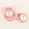 Pacifiers# Rose Gold Crown 26 اسم رسالة أولية للأطفال مع مقطع طعام من الدرجة السيليكونية وهمية