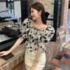 Koszulka damska Sumująca koreańska wersja 2022 Square kołnierz Exposed Collarbone Short-Sleeved Shirt Girl Sweet and Spicy talia Chifon Chic Topw