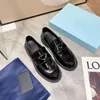 Scarpe firmate Mocassini in morbida pelle lucida color cioccolato Gomma Nero Bianco Pelle lucida Sneaker spessa a testa tonda Fondo spesso Aumenta il numero di scarpe 35-41