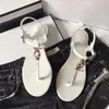 2024 designer sandaler och höga klackar mode eleganta kvinnor läder sandaler designer sommar flip flops platt strandskor