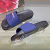 Nowe męskie słynne kapcie Sandały Upper z logo i kreskówki, aby pokazać swoją markę urok klasyczny modny basen plaża Summer Essential Slipper