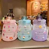 Offres spéciales fille mignonne avec autocollant paille Pot ventre tasse 1300 ml bouteilles de sport bouteille d'eau féminine pour enfants avec sangle