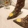 Designer-Damenstiefel mit Jacquard-Muster, Stiletto-Stiefeletten, verzierte Schuhe mit Reißverschluss hinten, spitze Zehenpartie, Buchstabenblock-Luxus-Booties, Baumwolle, Schwarzbraun, 35–41