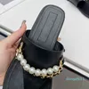 2022 Pantofole firmate da donna Classiche in pelle nera Clip-On Pelle perlata Catena di usura Scarpe da spiaggia Sandali estivi Infradito Gomma Mu