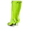 Mit Metallnieten verzierte hohe Damenstiefel. Neue Herbst-Stiefel mit spitzer Zehenpartie, Stiletto-Quaste und Gürtelschnalle, seitlichem Reißverschluss, fluoreszierende gelbe Stiefel