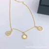 Nouveau Collier Designer Simple Lumière De Luxe Haut Sens Niche Conception Bracelet Boucles D'oreilles Alphabet Féminin