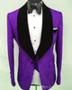 Brand New Bordeaux Gaufrage Groom Tuxedos Noir Velours Châle Revers Slim Fit Groomsman 3 Pièce Hommes Prom Costume D'affaires Veste Blazer Veste Pantalon Cravate Gilet 2670