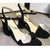 Designer-Damen-Sandalen, klassische High Heels, Kamelien-Sandale, Damen-Party-Kleiderschuhe aus Metallic-Laminat-Leder, sexy Wildleder-Damen-Metall-Gürtelschnalle, dicker Absatzschuh