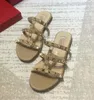Новая мода женские квартиры повседневные сандалии кожаная пляжная обувь женская тапочки летние женские шлепанцы сандалии заклепки