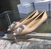 Designer - Sapatos baixos femininos de cetim para festa à noite Sapatos de casamento pontiagudos para banquete de noiva com fivela vermelha com fivela de strass Sapatos simples