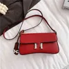Moda torbası çanta basit toka tek omuz altındaki koltuklu nemli kırmızı çanta