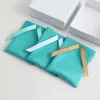 50 -stks Velvet Drawstring Bag Groene sieraden Verpakking Display Luxe flanel suede kleine zakjes cadeauverpakking kan gepersonaliseerd