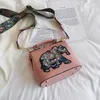 Mode retro borduurwerk olifant brede tas schouderriem literaire PU lederen handtassen messenger bag