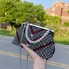 Bolsos de noche Bolso de diseñador de lujo Bolso de mensajero con clip 2023 Costura de moda Cadena de perlas de diamantes de imitación Bolso de concha portátil MujerEvening