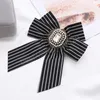 Retro Tkanina Stripe Bow Tie Tie Broszka Piny Rhinestone Kryształ Pearl Koszula Kołnierz Pin Moda Biżuteria Prezenty Dla Kobiet Akcesoria