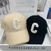 Дамские осени и зимние меховые шапки для ягненка бренда C Письмо вышивая теплая бейсболка на улице уличная мода дикая шляпа дикая шляпа