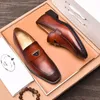 A1 lüks karahindiba sivri uç perçinler deri ayakkabı moda erkekler nakış loafer tasarımcı elbise ayakkabı sigara içme terlik rahat ayakkabı boyutu 38-45