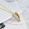 Colares pendentes Letra V Full Diamond Copper Micro Inclaid Gold Bated Fashion Colar Diy Luxury Jóias Mulheres requintadas