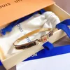 Pulseiras de marca de grife femininas pulseira de grife joias de couro falso banhado a ouro 18 quilates pulseira de aço inoxidável para mulheres presentes de casamento S250
