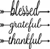 Schilder mit dem Wort „Thankful Grateful Blessed“ aus Metall für die Wand. Schilder mit dem Wort „Pfeil“ aus schwarzem Metall