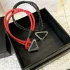 Marca Hombres Mujeres Diseñador Pulsera de cuero Diseñadores de lujo Joyería Pareja de alta calidad Triángulo clásico Colgante Moda Cuero B217g