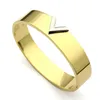 Nuovo braccialetto caldo del braccialetto della lettera V dell'acciaio di titanio di marca per i monili della donna Marchio di modo amore BraccialeBangles regalo di colore rosa dell'oro/argento